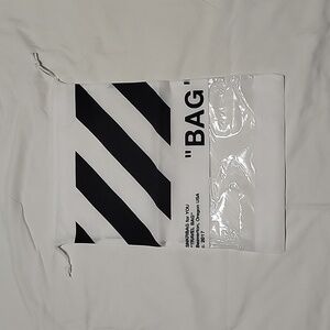 Off white sneakers bag SNKRBAG for YOU travel bag for shoes.